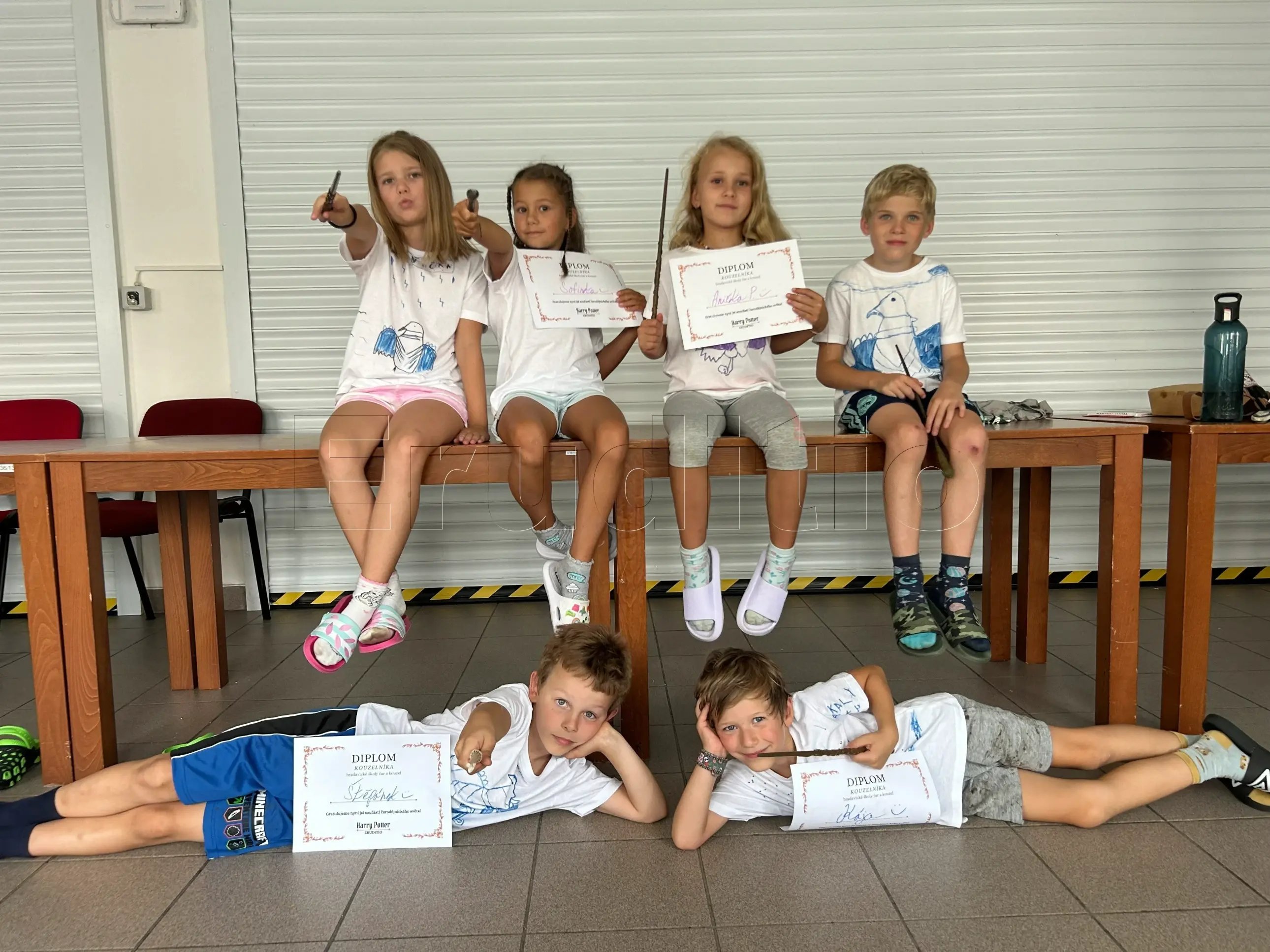 Týmová fotka s diplomy